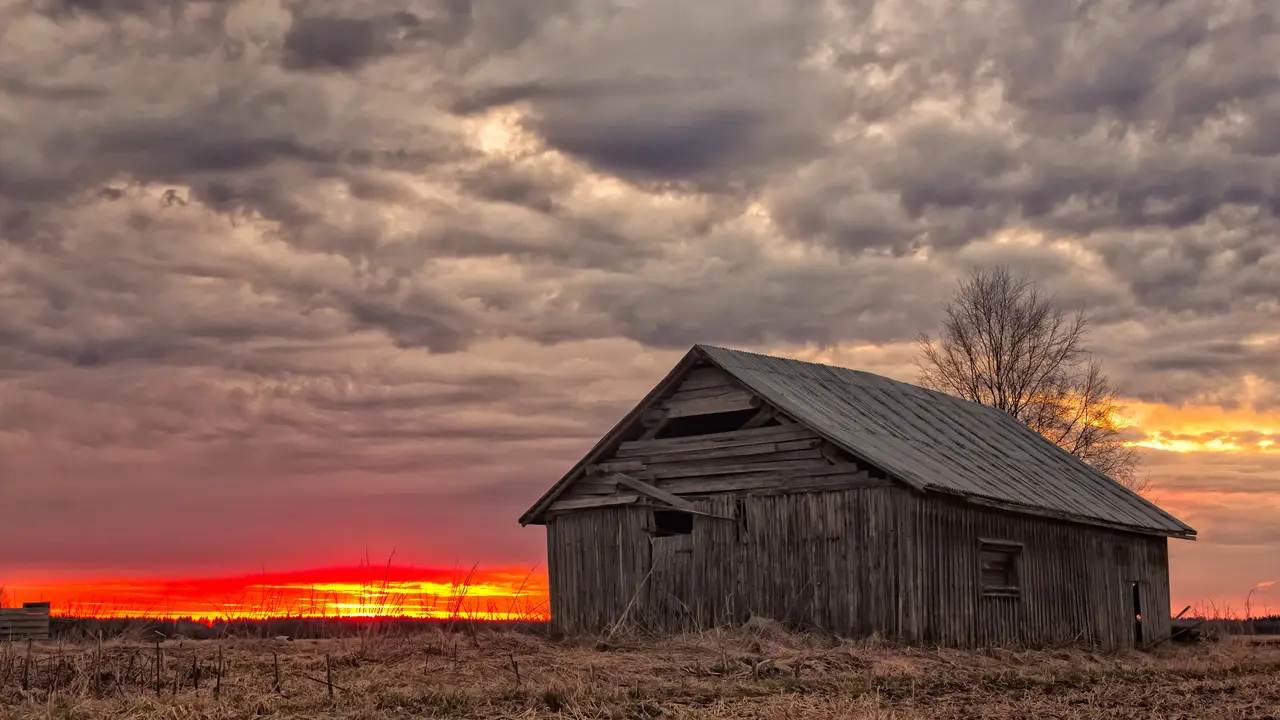 Barn by Jukka Heinovirta