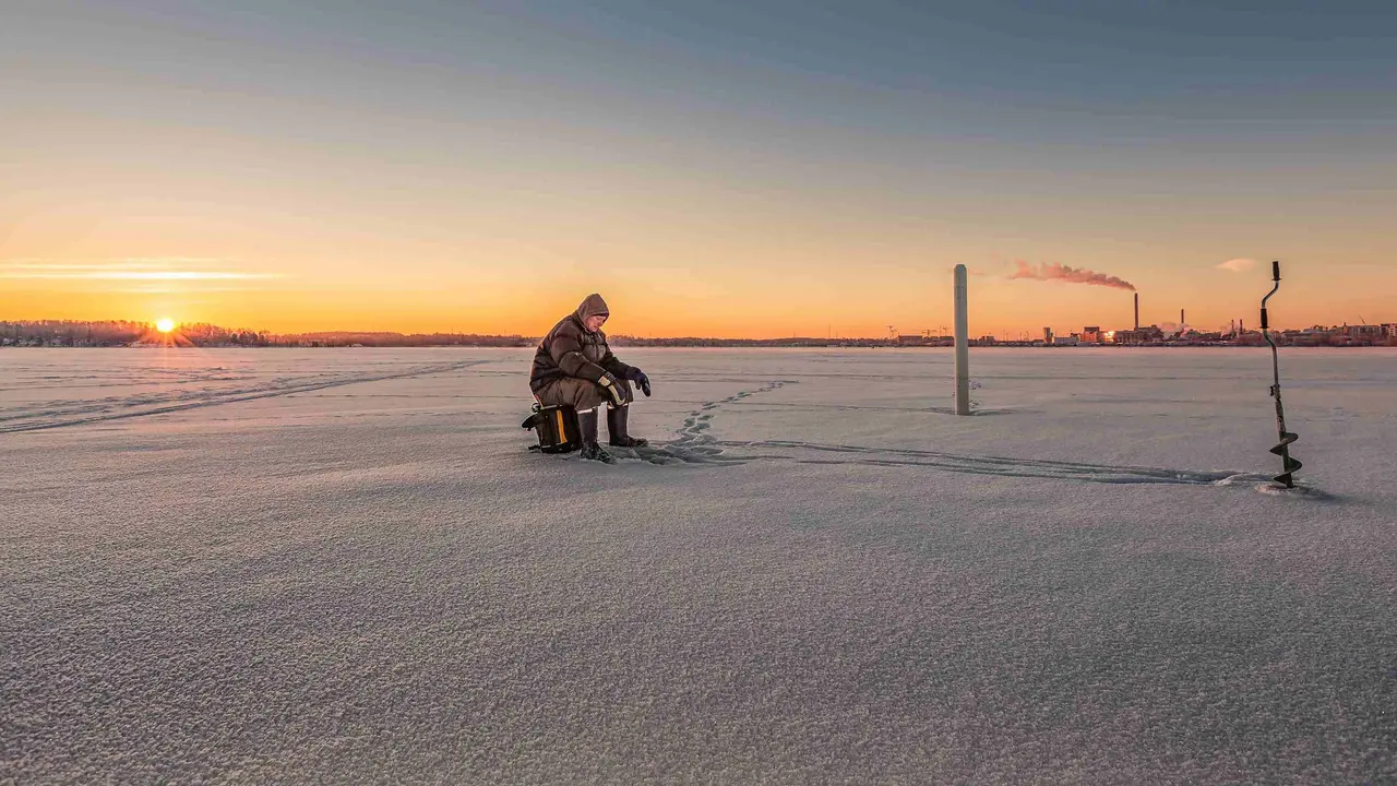 Ice Fishing. Photo by Carlos Grury Santos