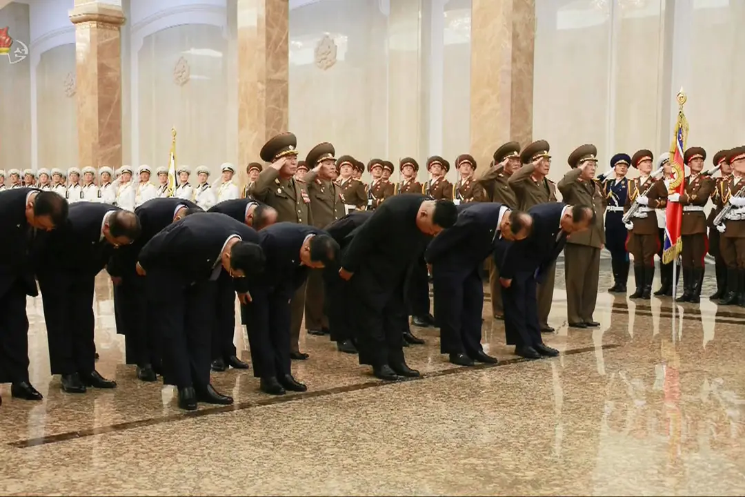 North Korea, Pyongyang: North Korean leader Kim Jong-un (C) bows with officials at the Kumsusan Palace of the Sun in Pyongyang to pay tribute to his grandfather and North Korea&#39;s founder, Kim Il-sung, on the occasion of the 26th anniversary of the former leader&#39;s death. Photo: -/YNA/dpa