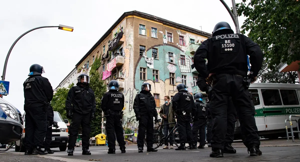 Berlin: German police officers stand at Rigaer Street, during a raid to search several apartments. Photo: Paul Zinken/dpa