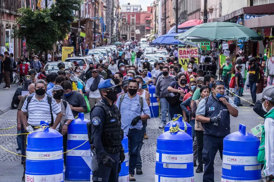 Mexico City: People wait in lines along the street before entering stores area during the gradual reopening of commercial activities in the city, as the coronavirus disease (COVID-19) outbreak continues. Photo: El Universal/El Universal via ZUMA Wire/dpa