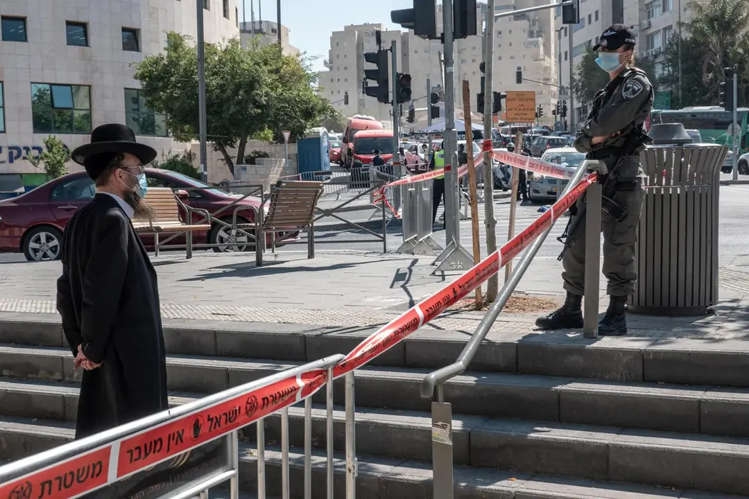 12 July 2020, Israel, Jerusalem: Police enforce a lockdown on the neighbourhood of Romema in Jerusalem, as well as others 5 cities nationwide as the number of new confirmed coronavirus (COVID-19) cases rises. Photo: Nir Alon/ZUMA Wire/dpa