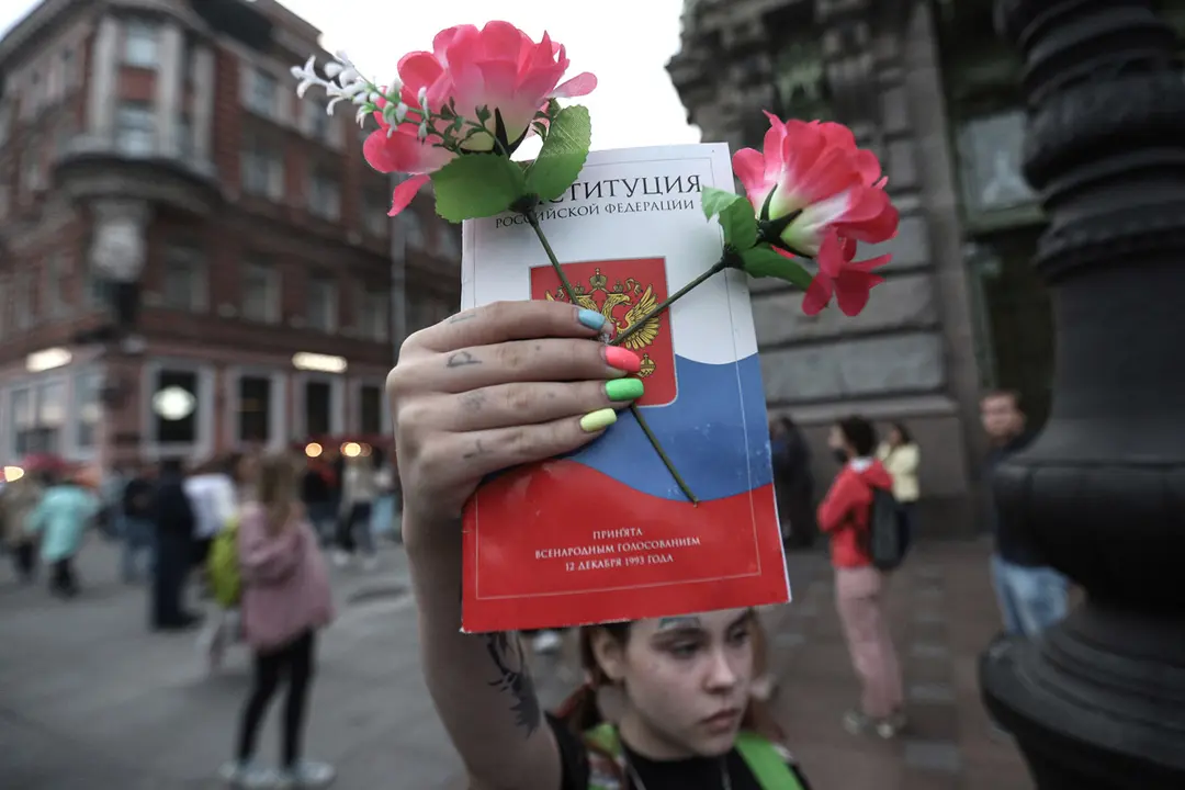 Saint Petersburg: A protester holds the Russian Constitution book during the demonstration against amendments to the Constitution and the results of a nationwide vote on constitutional reforms which was approved on 1 July 2020. Photo: Sergei Mikhailichenko/dpa.