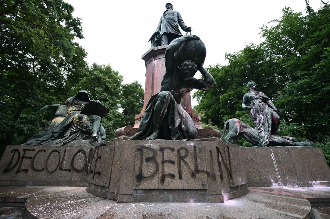 Berlin: Bismarck National Monument is smeared with paint and written on it with spray 'Decolonize Berlin'. Photo: Sven Braun/dpa.