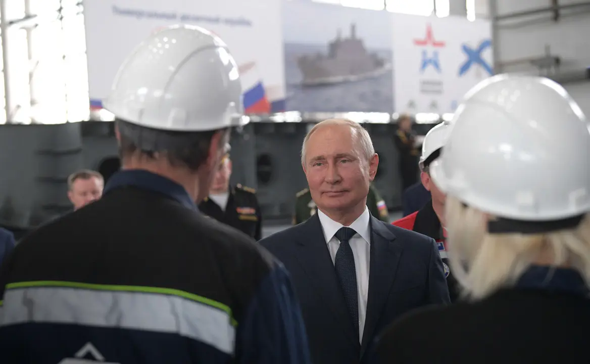 Russian President Vladimir Putin speaks with employees of the Kerch&#39;s Zaliv shipyard during his trip to Crimea. Photo: Kremlin/dpa.