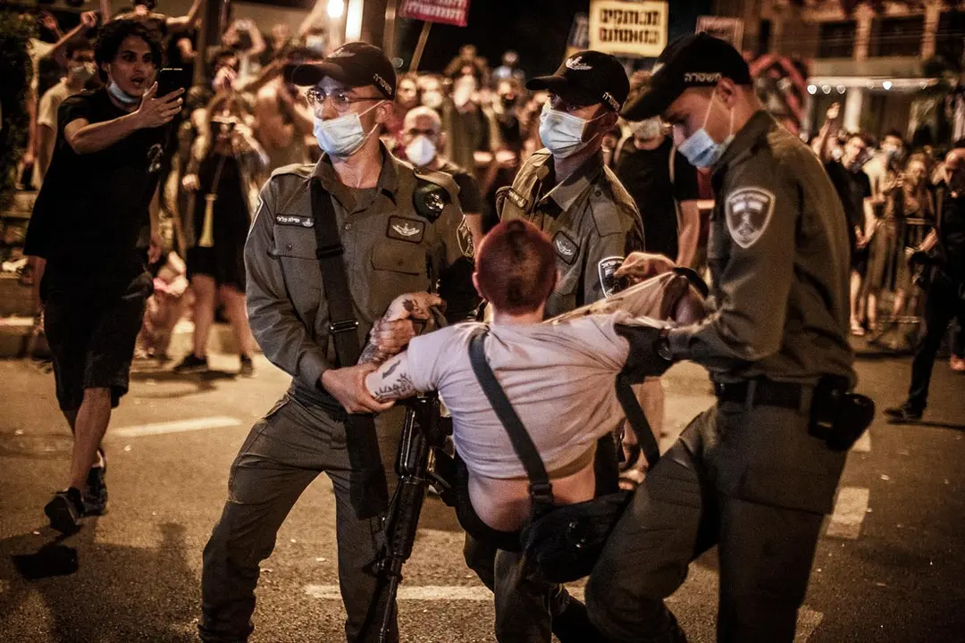 Israel, Jerusalem: Police officers detain a protester during a protest against Israeli Prime Minister Benjamin Netanyahu, outside his residence in Jerusalem. Photo: Ilia Yefimovich/dpa