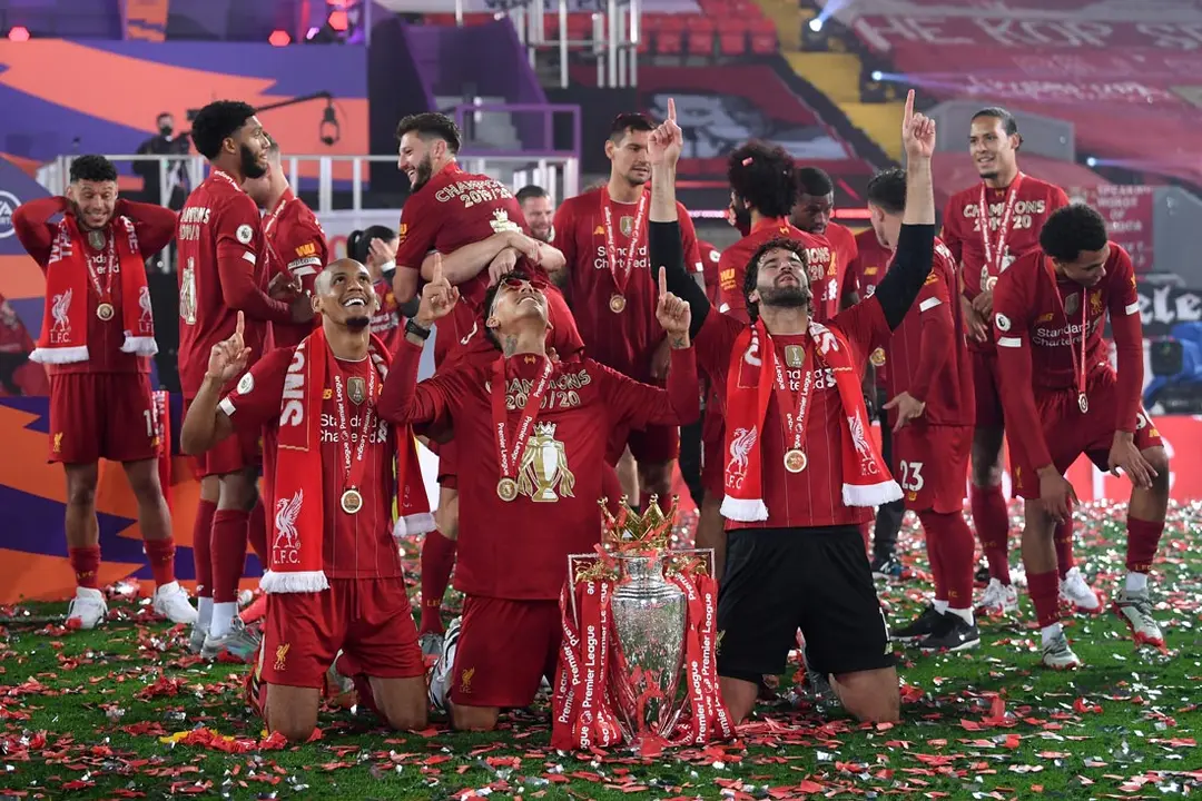England, Liverpool: Liverpool&#39;s Fabinho, Roberto Firmino and Alisson Becker celebrate with the Premier League trophy during the trophy presentation after the end of the English Premier League soccer match between Liverpool and Chelsea at the Anfield. Photo: Laurence Griffiths/dpa.
