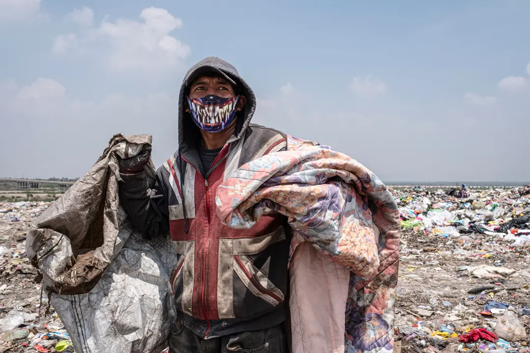Mexico City: A garbage collector is seen wearing a protective mask as he works at a landfill on the outskirts of the Mexican capital. About 700 garbage collectors work at the landfill from seven in the morning until nine in the evening. Photo: Jacky Muniello/dpa.