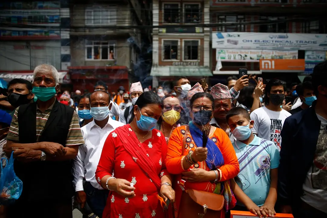 Nepal, Lalitpur: Devotees pray during the Rato Machindranath Jatra chariot procession to honor Avalokitesvara deity. Photo: Skanda Gautam/dpa.