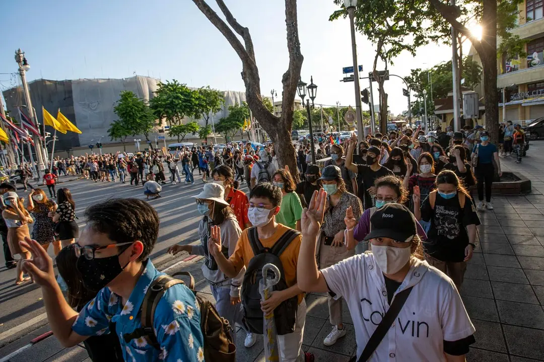 Thailand, Bangkok: People gather during a protest at Bangkok&#39;s Democracy Monument to demand the resignation of Thailand&#39;s Parliament. Photo: Adryel Talamantes/dpa.