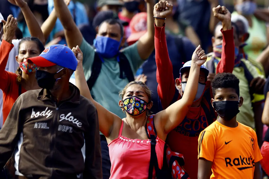 27 July 2020, Venezuela, Valencia: Workers of the market nearby the Plaza de toros Monumental bullring protest the closure of the market by authorities amid the surging numbers in coronavirus cases. Photo: Juan Carlos Hernandez/dpa.