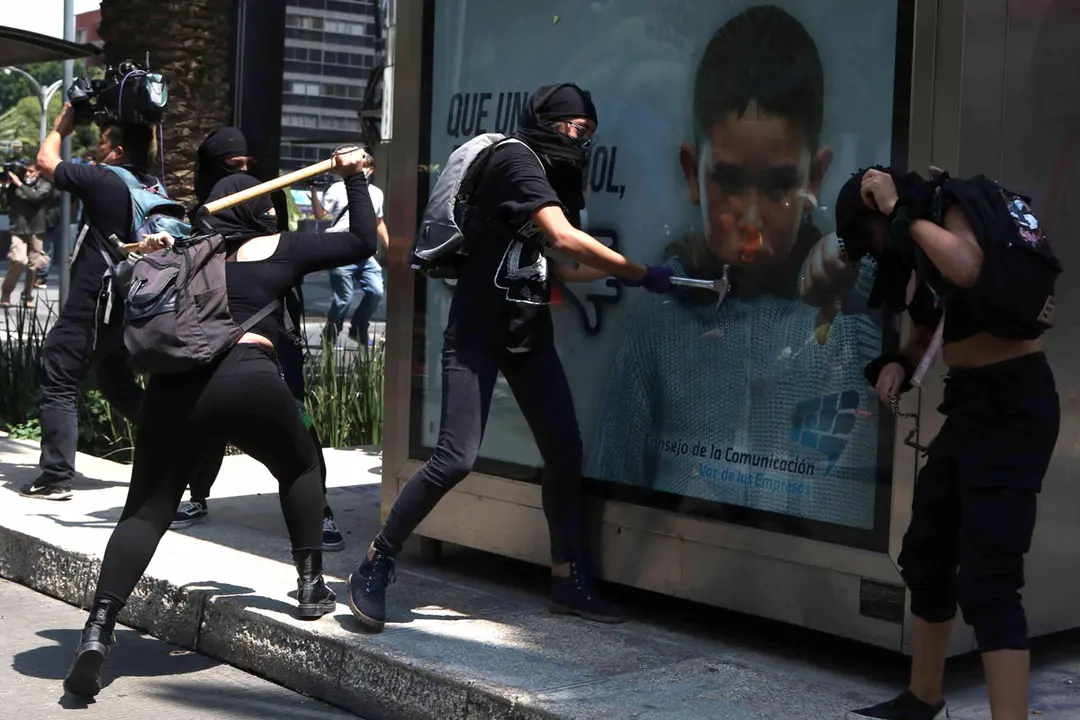 Mexico city: People take part in a protest outside the National Supreme Court of Justice against the decision not to decriminalize the abortion in various states of the country. Photo: Carlos Mejaa/dpa.
