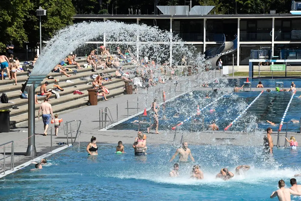 Cologne: The water fountain of the stadium pool cools down its visitors during a hot weather. Photo: Roberto Pfeil/dpa.