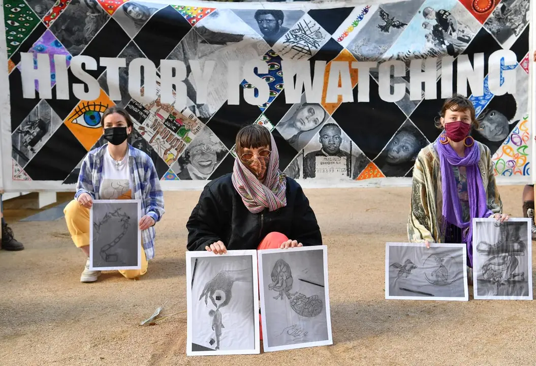 10 August 2020, Australia, Brisbane: Cause supporters of the asylum seekers who are being held in detention at the Kangaroo Point Central Hotel protest outside the Brisbane Supreme Court. Photo: Darren England/dpa.