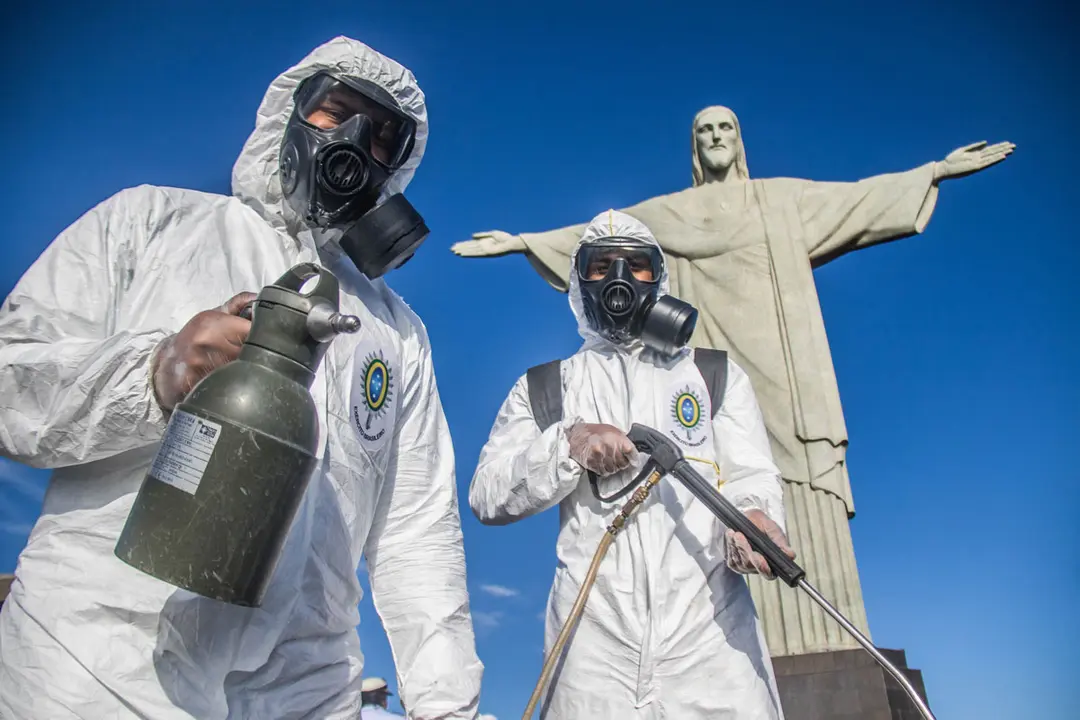 13 August 2020, Brazil, Rio de Janeiro: Military members wear coverall suits and face masks take part in a disinfection process for the statue of Christ the Redeemer, which considers the main tourist spot in Rio de Janeiro as it will reopen next week following the easing of the Coronavirus (Covid-19) lockdown restrictions. Photo: Ellan Lustosa/dpa.