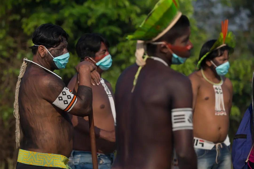 17 August 2020, Brazil, Novo Progresso: Members of the indigenous people wearing face masks block the BR-163 motorway, preventing vehicles from passing through during a demonstration against poor health care in the fight against coronavirus in indigenous settlements. Photo: Fernando Souza/dpa.