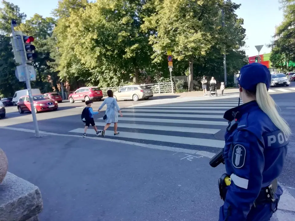 18 August 2020. Finnish police officers monitor the children&#39;s return to school. Photo: Helsinki Police Department.