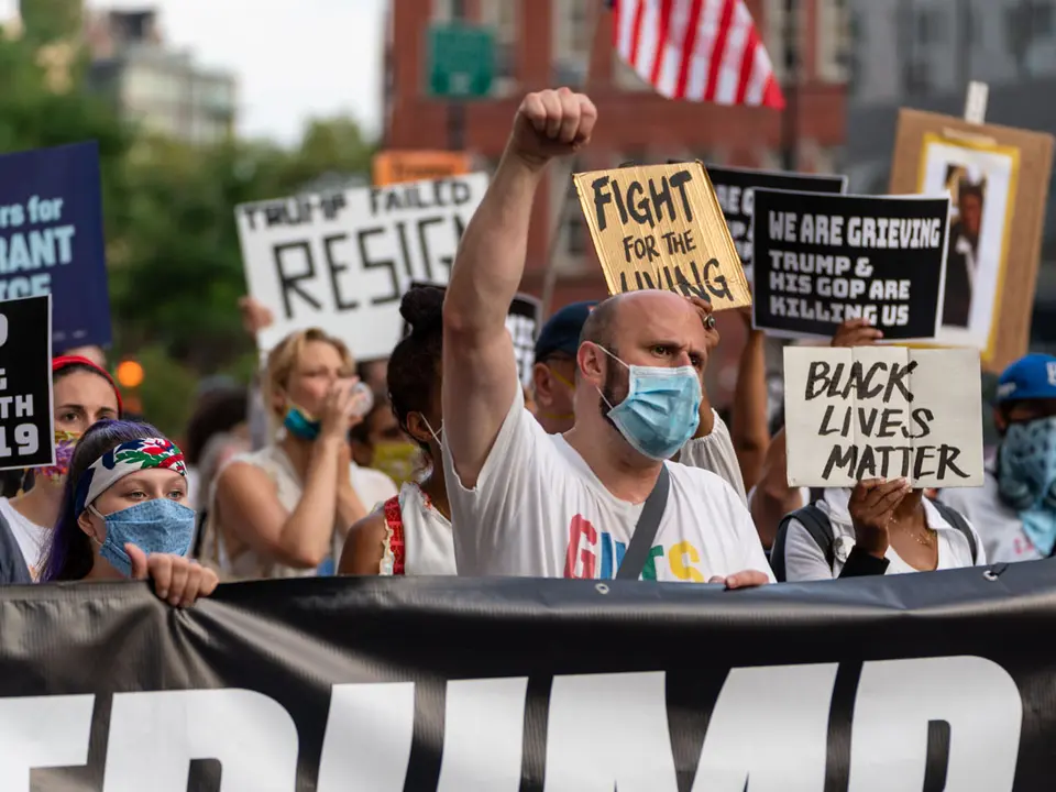 21 August 2020, US, New York: Demonstrators hold placards and shout slogans during the &#34;March for the Dead&#34; for victims of the coronavirus (Covid-19) pandemic, outside the Barclays Center in Brooklyn. Photo: Corine Sciboz/dpa.