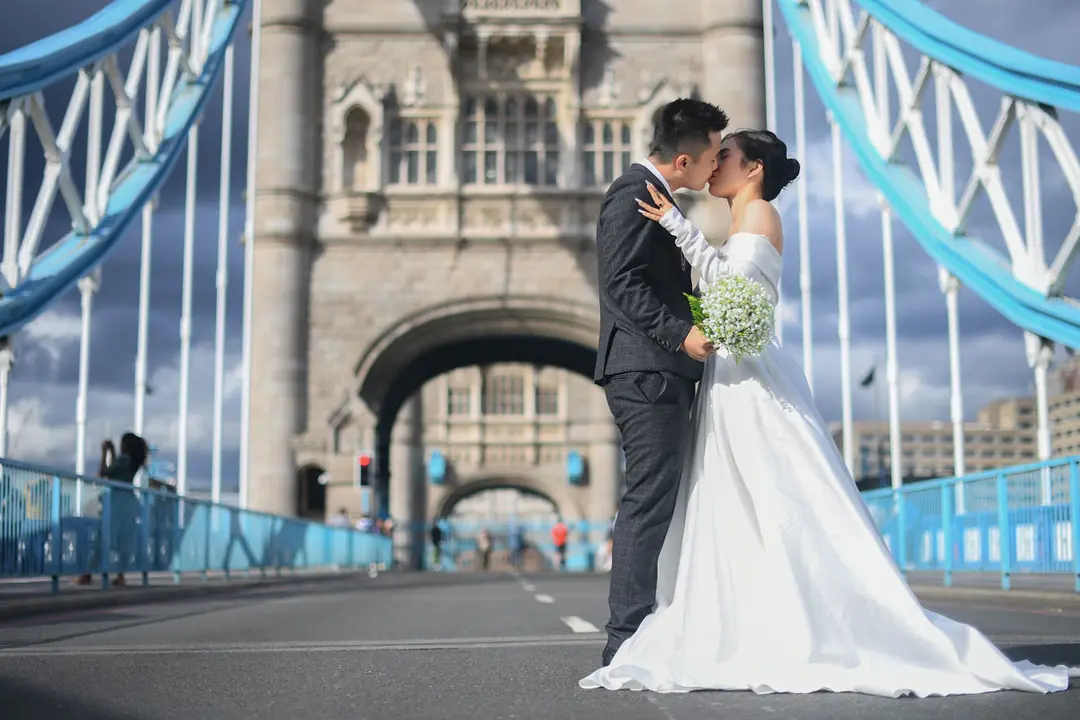 23 August 2020, England, London: A bride and her groom pose for a photo on Tower Bridge as it remains closed to vehicles after it was stuck open for more than an hour on Saturday due to a &#34;mechanical fault&#34;. Photo: Victoria Jones/dpa.