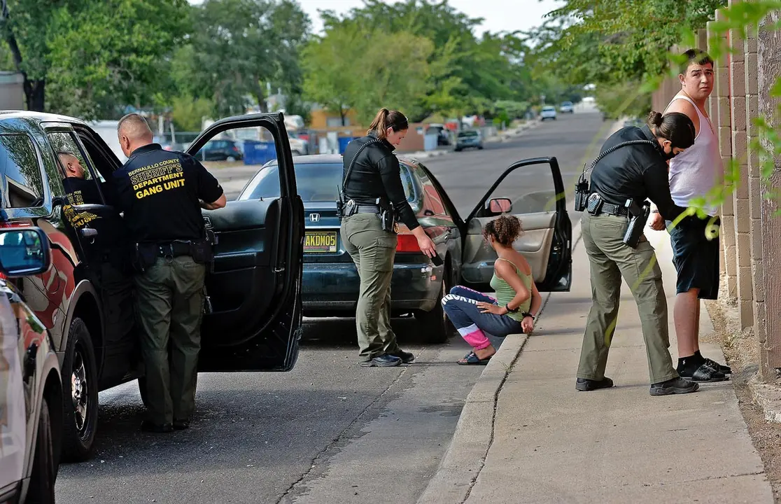 29 August 2020, US, Albuquerque: Bernalillo County Sheriff Department (BCSO) officers detain and arrest a couple along Central and Zuni NE. Photo: Jim Thompson/dpa.