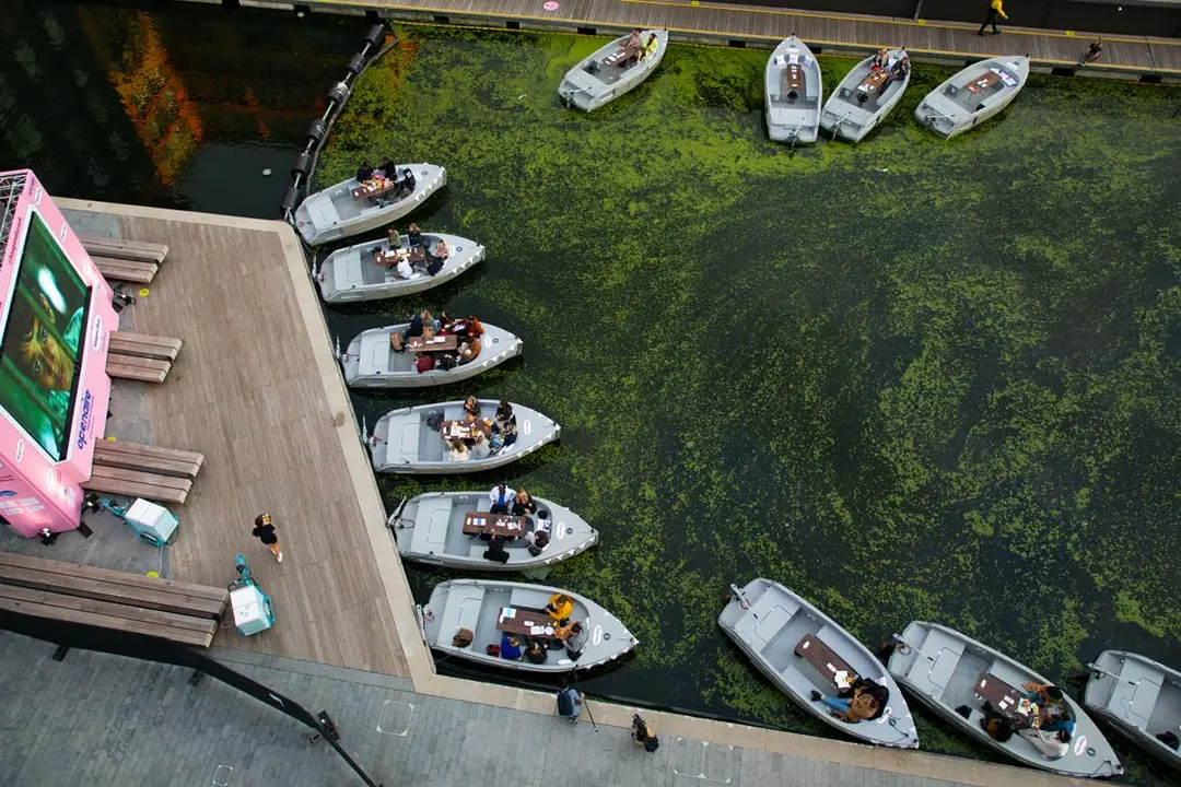 01 September 2020, England, London: Audience watch a film at the Openaire Float-In cinema on Regent&#39;s Canal, which consists of a fleet of eco-boats providing seating for up to 128 people. Photo: David Parry/dpa.