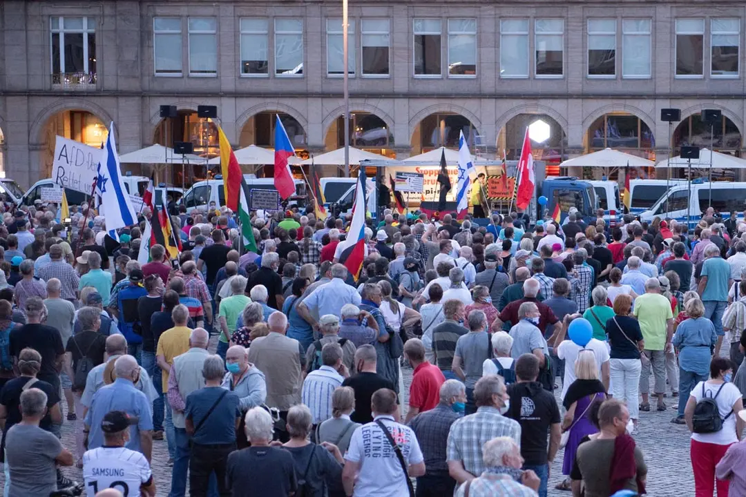 14 September 2020, Saxony, Dresden: Participants stand in the Altmarkt during a rally of the anti-Islam and xenophobic Pegida movement. Photo: Sebastian Kahnert/dpa-Zentralbild/dpa.