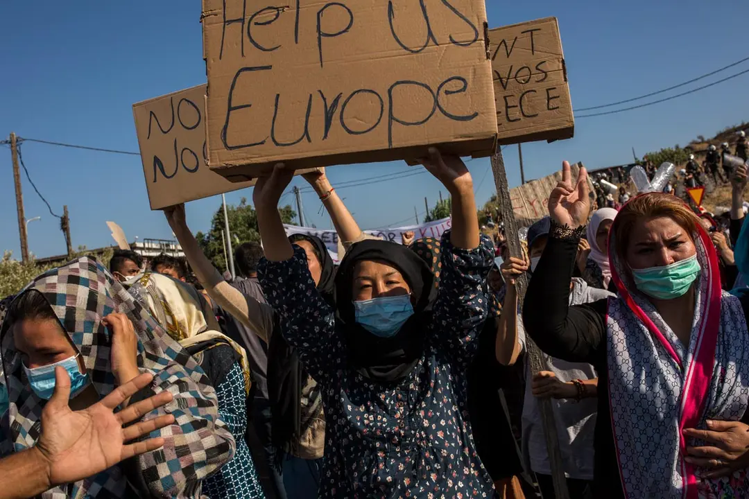 11 September 2020, Greece, Moria: Migrants take part in a protest to call for their resettlement after the massive fire that burnt out the refugee camp of Moria which almost destroyed it, leaving more than 12,000 migrants homeless. Photo: Socrates Baltagiannis/dpa.