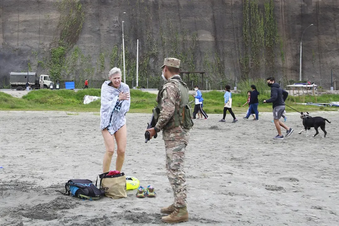 20 September 2020, Peru, Lima: A Peruvian army soldier asks a woman to leave the Costa Verde beach as the public areas are still closed due to the spread of the coronavirus (COVID-19) pandemic. Photo: El Comercio/dpa.