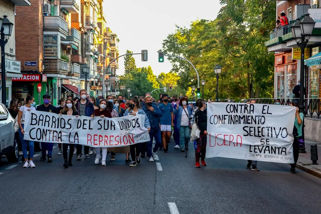 27 September 2020, Spain, Madrid: Demonstrators hold banners as they march in the Madrid district of Usera to protest against local lockdowns targeting mainly low-income areas to contain the coronavirus (Covid-19) pandemic. Photo: Ricardo Rubio/dpa.