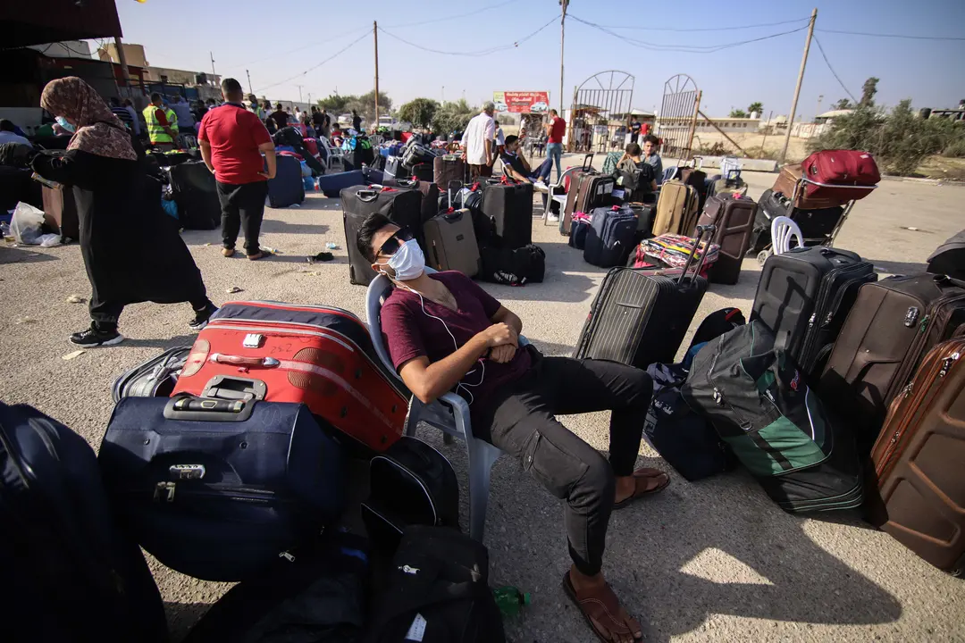28 September 2020, Palestinian Territories, Rafah: Palestinians wait for the travel permits to cross Rafah Border Crossing in the southern Gaza Strip after the Egyptian authorities open the crossing with Gaza for three days. Photo: Ahmad Salem//dpa.