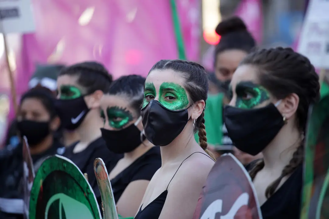 28 September 2020, Argentina, Buenos Aires: Feminist activists take part in a pro-abortion protest in front of the Congress on the International Safe Abortion Day. Photo: Carol Smiljan/dpa.