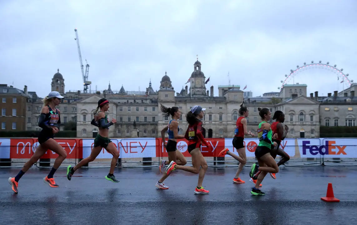 03 October 2020, England, London: Competitors of the Women&#39;s Elite Race take part in the Virgin Money London Marathon around St James&#39; Park. Photo: Adam Davy/dpa.