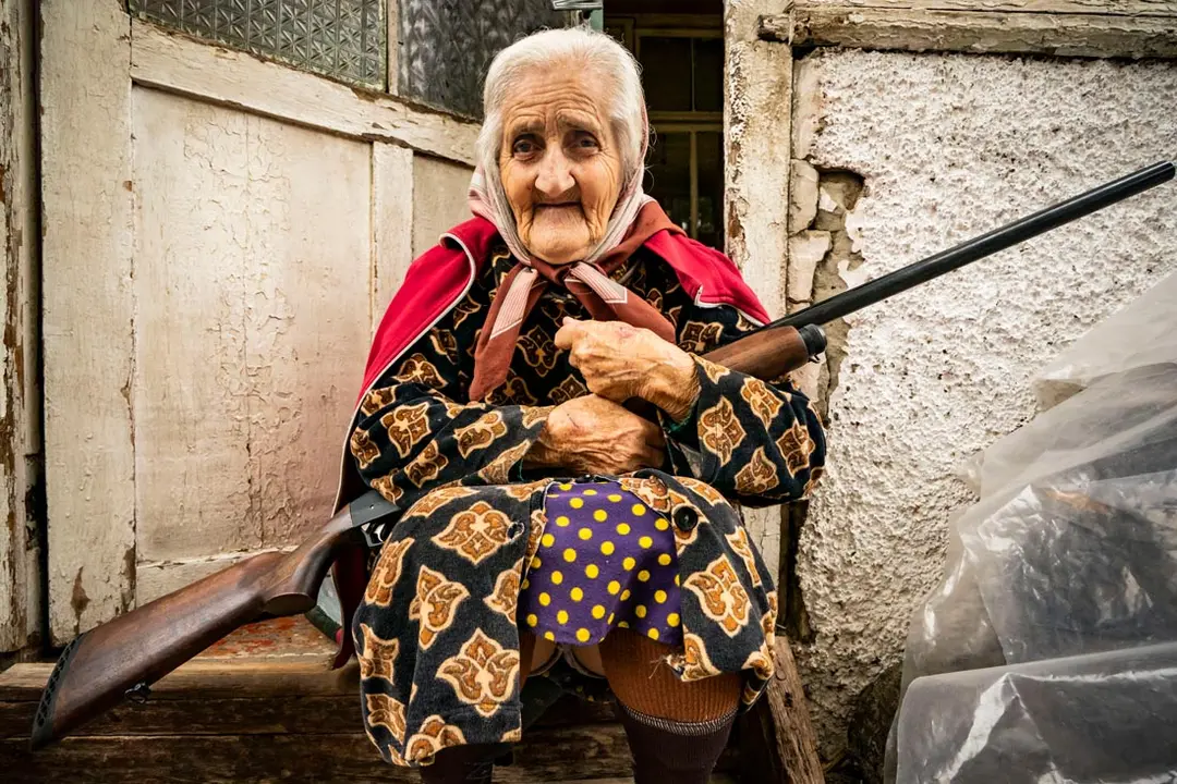 04 October 2020, Azerbaijan, Stepanakert: An elderly woman holds a shotgun at the entrance of her home during the shelling carried out by the Azeri army over the city of Stepanakert amid the fighting between Armenia and Azerbaijan over the the breakaway region of Nagorno-Karabakh, also known as Artsakh. Photo: Celestino Arce Lavin/dpa.