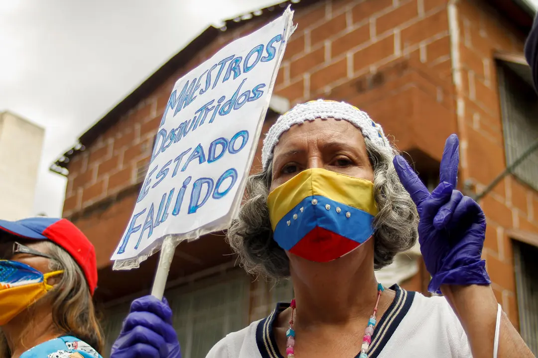 05 October 2020, Venezuela, Caracas: A woman takes part in a protest organized by health care workers to demand better working conditions amid the coronavirus pandemic. Photo: Pedro Rances Mattey/dpa.