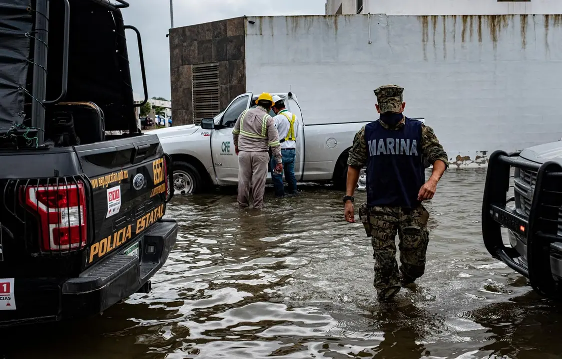 08 October 2020, Mexico, Merida: A member of the Navy takes part in an aid mission for the people affected by the floods caused by the category two Hurricane Delta. Photo: Jacky Muniello/dpa.