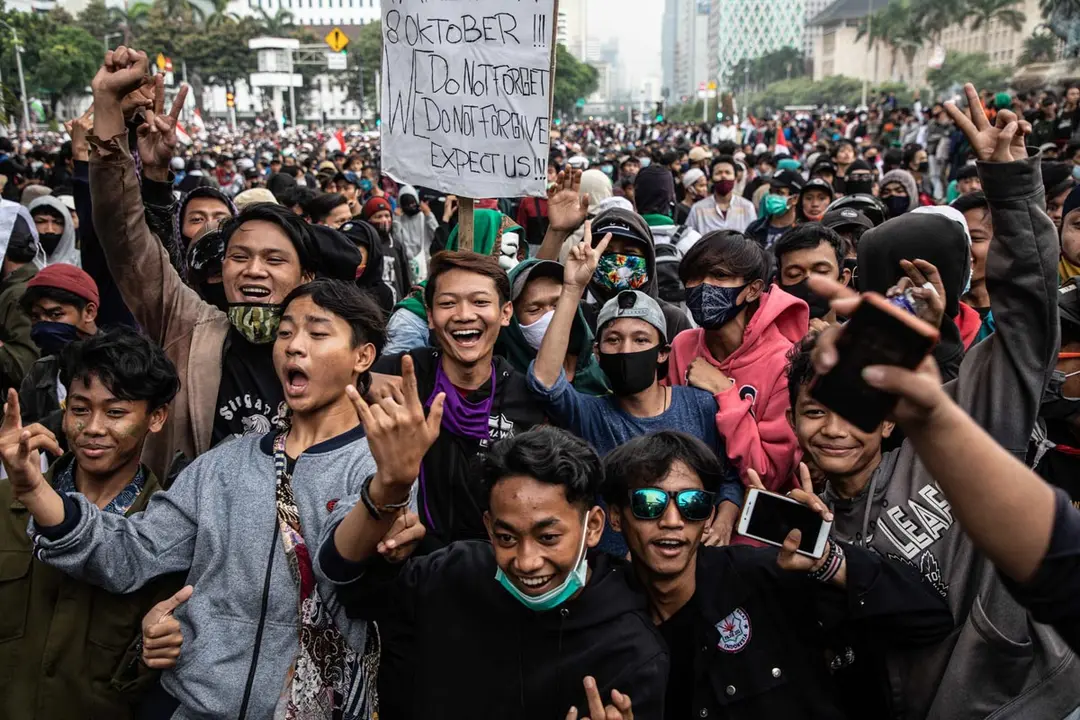 13 October 2020, Indonesia, Jakarta: Students take part in a demonstration against a government omnibus bill on job creation which they believe will deprive workers of their rights. Photo: Donal Husni/dpa.