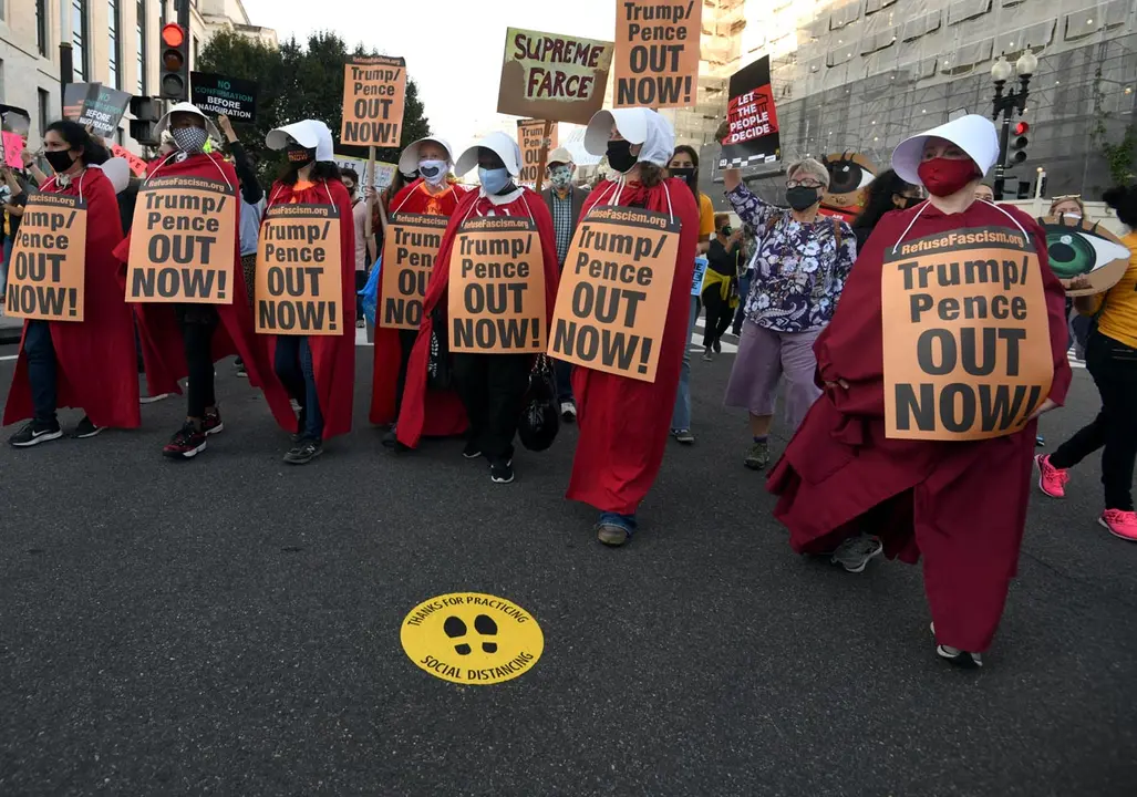 15 October 2020, US, Washington: Women dress as handmaids hold placards during a demonstration against the confirmation hearings for US Supreme Court Justice nominee Amy Coney Barrett. Photo: Carol Guzy/dpa.