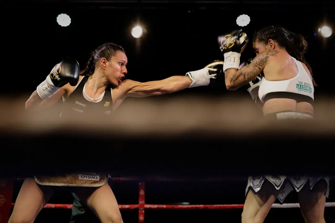 16 October 2020, Spain, Moralzarzal: Spanish professional boxers Joana Pastrana (L) and Katy Diaz compete in the final of the women&#39;s European Minimum Weight Boxing Championship in the Plaza de Toros. Photo: Jesús Hellín/dpa.