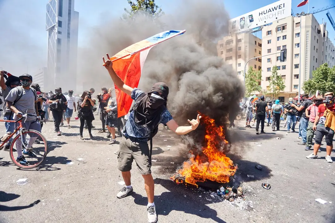 18 October 2020, Chile, Santiago: Protesters take part in a protest marking the anniversary of the outbreak of rioting and social unrest in 2019 ahead of a referendum on the constitution scheduled on 25th October 2020. Photo: Francisco Arias/dpa.