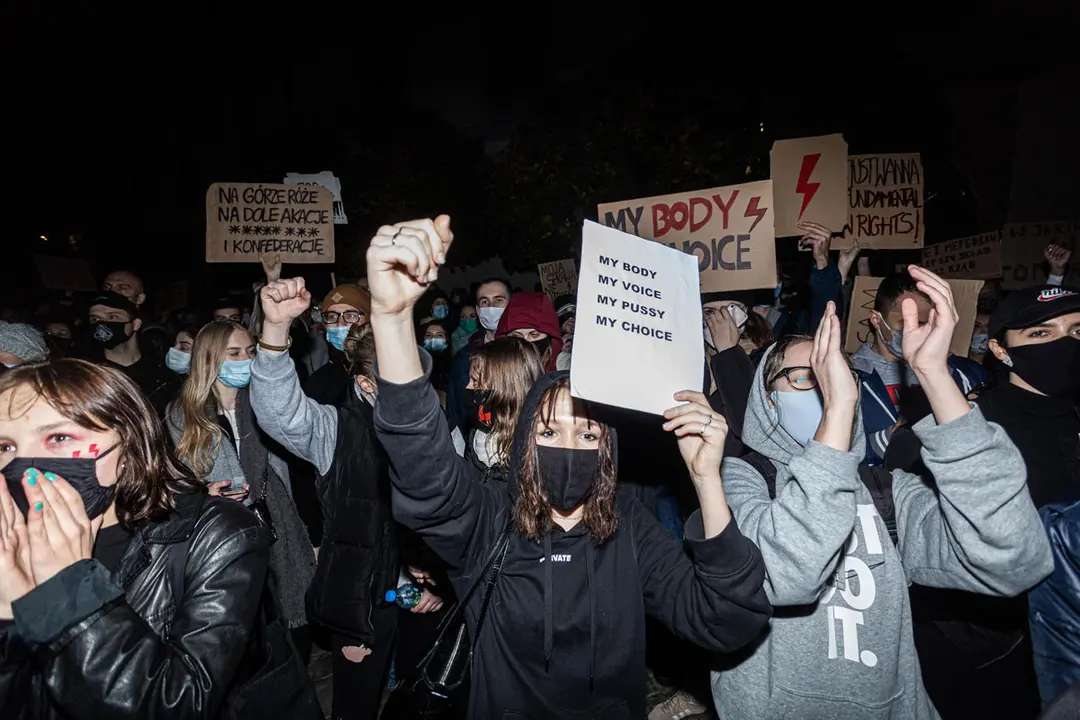 26 October 2020, Poland, Wroclaw: Demonstrators hold placards as they take part in a protest against the abortion ban. Photo: Krzysztof Kaniewski/dpa.