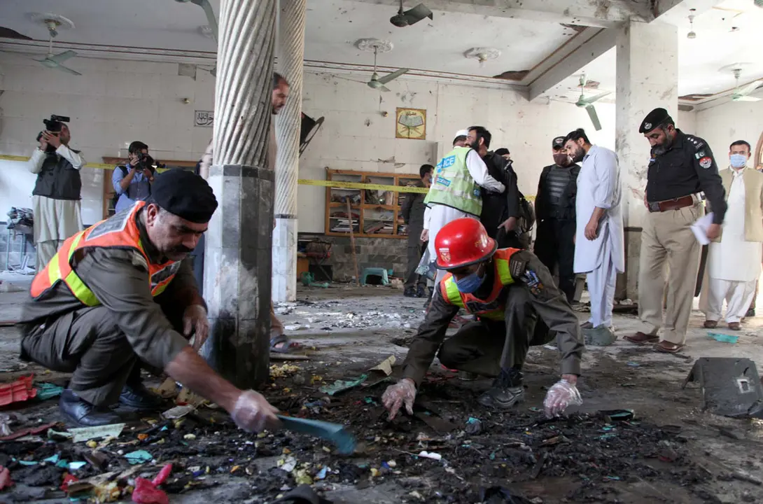 27 October 2020, Pakistan, Peshawar: Emergency workers and citizens inspect the site of a bomb blast at an Islamic school in Peshawar. The bombing left at least eight students killed and more than 110 wounded. Photo: PPI/dpa.