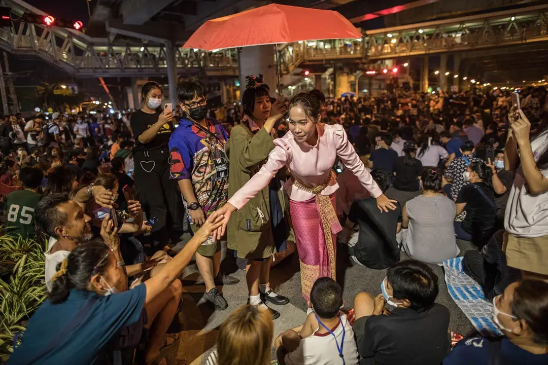 02 November 2020, Thailand, Bangkok: A woman performs a mock royal walkout during a pro-democracy demonstration at the Tha Phra intersection, held to demand the resignation of Thailand&#39;s Prime Minister and the reformation of the monarchy. Photo: Geem Drake/dpa.