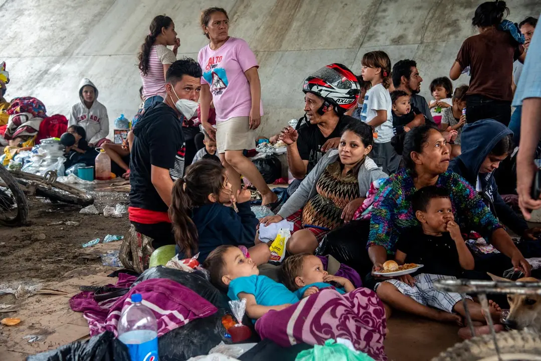 06 November 2020, Honduras, San Pedro Sula: Families rest in a temporary shelter after being forced to evacuate their homes in the San Pedro Sula Valley due to floods in the aftermath of Hurricane Eta. Photo: Seth Sidney Berry/dpa.