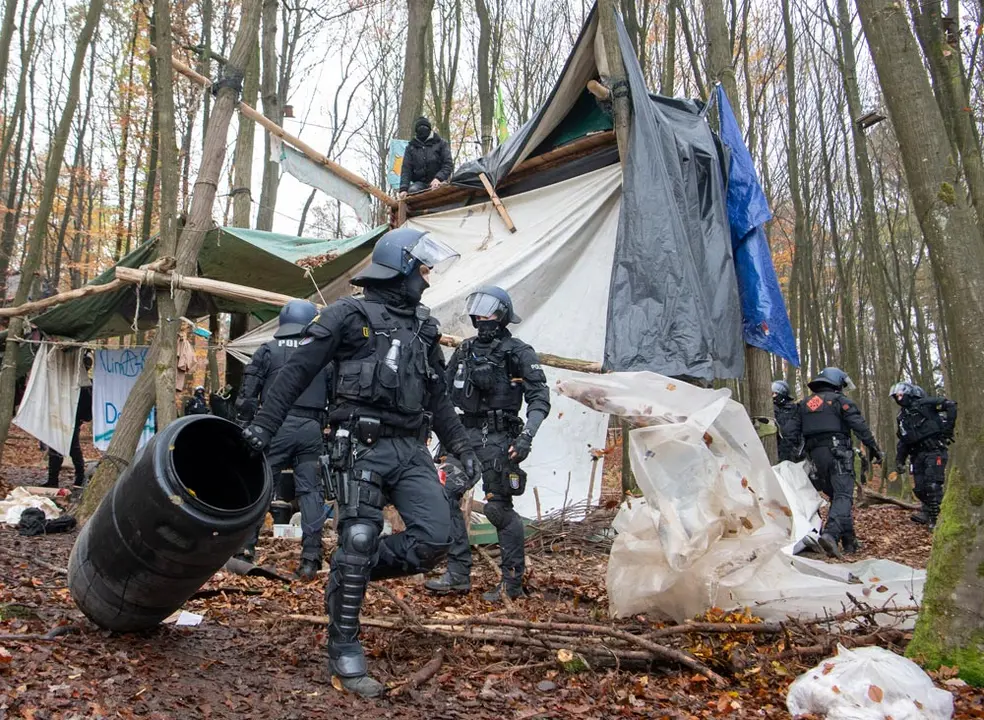 10 November 2020, Hessen, Niederklein: Police officers clear a camp in Dannenroeder Forest, as activists are occupying the forest to protest against the controversial construction of the Autobahn 49. Photo: Boris Roessler/dpa.