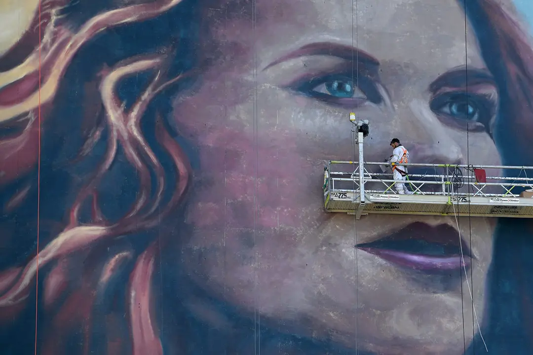 14 November 2020, Australia, Sydney: A painter works on a large mural featuring Australian actress Nicole Kidman in Kings Cross suburb. Photo: Dan Himbrechts/AAP/dpa