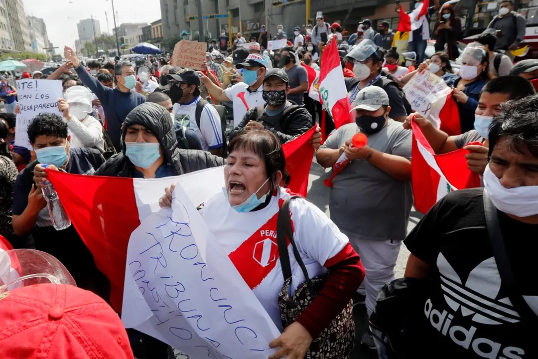 16 November 2020, Peru, Lima: People gather in front of the Peruvian Congress while the Congress vote for Francisco Sagasti as president of the legislative before being appointed president of the Republic. Photo: Mariana Bazo/dpa.