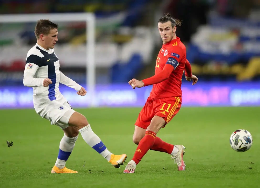 18 November 2020, Wales, Cardiff: Finland's Robin Lod (L) and Wales' Gareth Bale battle for the ball during the UEFA Nations League Group H soccer match between Wales and Finland at Cardiff City Stadium. Photo: Nick Potts/PA Wire/dpa.