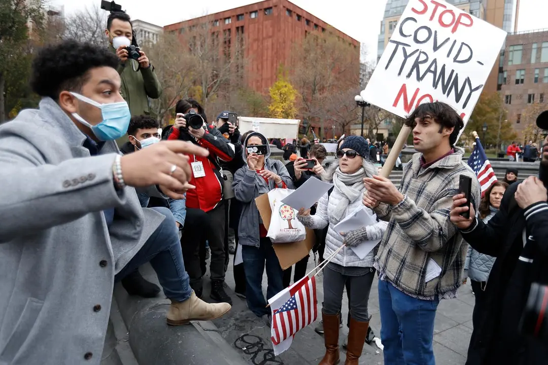 22 November 2020, US, New York: Demonstrators (R) and counter-protesters face off during an anti-lockdown rally in Washington Square Park amid the spread of the coronavirus pandemic. Photo: John Lamparski/SOPA Images via ZUMA Wire/dpa.