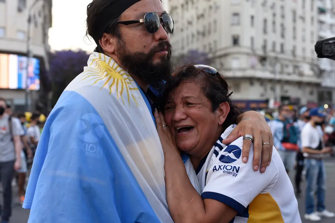 25 November 2020, Argentina, Buenos Aires: A woman cries as people take to the streets to pay tribute to late Argentinian football legend Diego Maradona. Argentina football great Diego Maradona has died at the age of 60, the Argentinian Football Association said on Wednesday. Photo: Alejo Manuel Avila/Le Pictorium Agency via ZUMA/dpa.