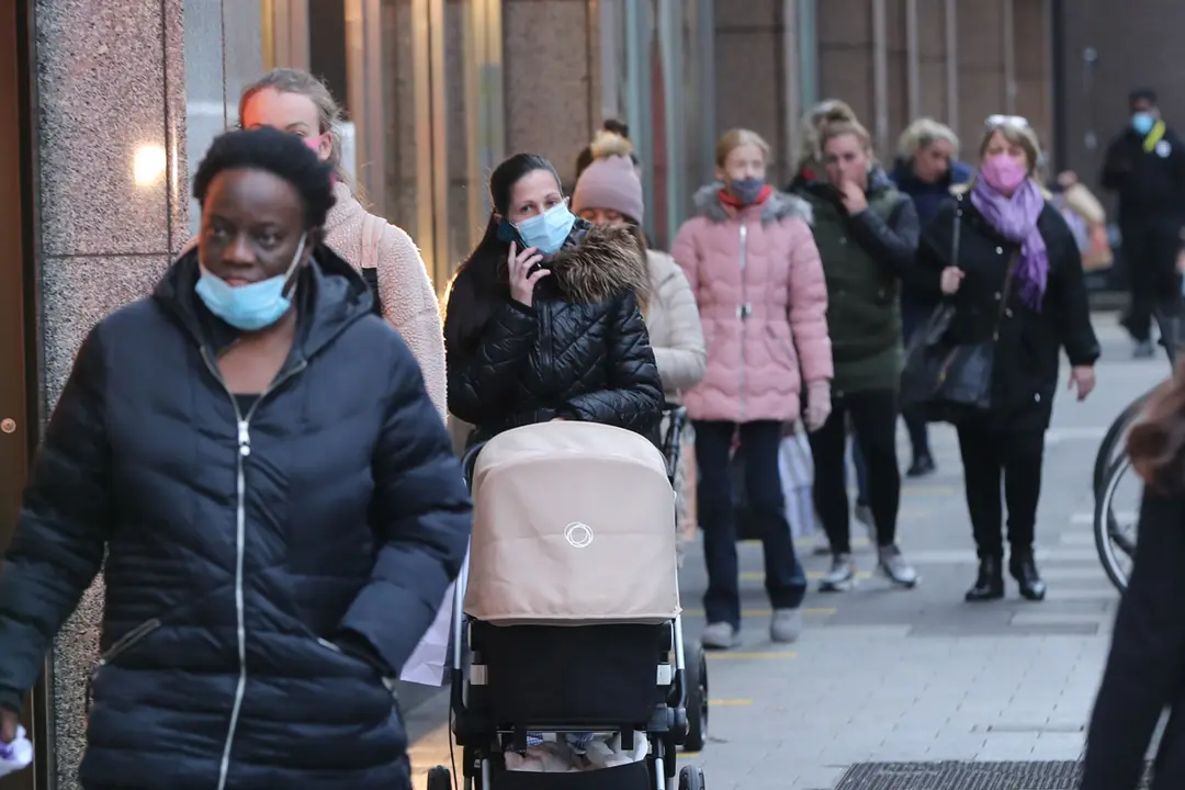01 December 2020, Ireland, Dublin: People are seen shopping in the city centre after the re-opening of the shops following the six weeks of closure. Ireland is easing out of its second lockdown as non-essential retail stores open across the country. Photo: Niall Carson/PA Wire/dpa